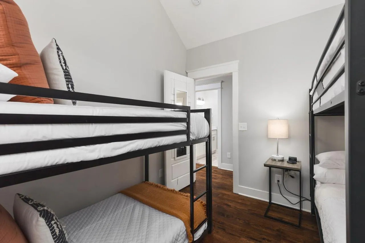 Сasa de vacaciones Spacious 11 Bed Germantown Home With 3 Patios Only 1.5 Mi To Broadway Nashville